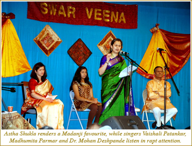 Astha Shukla sings a Madanji favourite, while singers Vaishali Patankar, Madhumita Parmar and Dr. Mohan Deshpande listen raptly. 